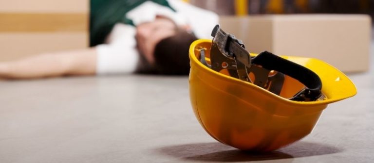 Homem caído no chão após ter sofrido um acidente no trabalho