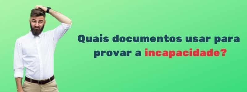 Homem vestindo camisa branca confuso sobre quais documentos usar para provar a incapacidade