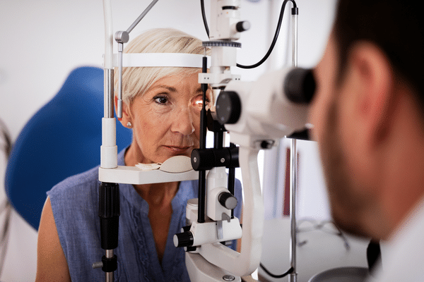 Exame Ultrassonografia Diagnóstica (Monocular) sendo feito em uma senhora